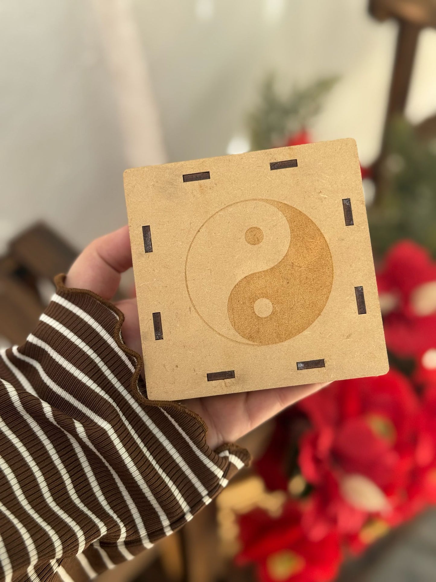Caja de madera y placa de selenita con grabado de yin yang