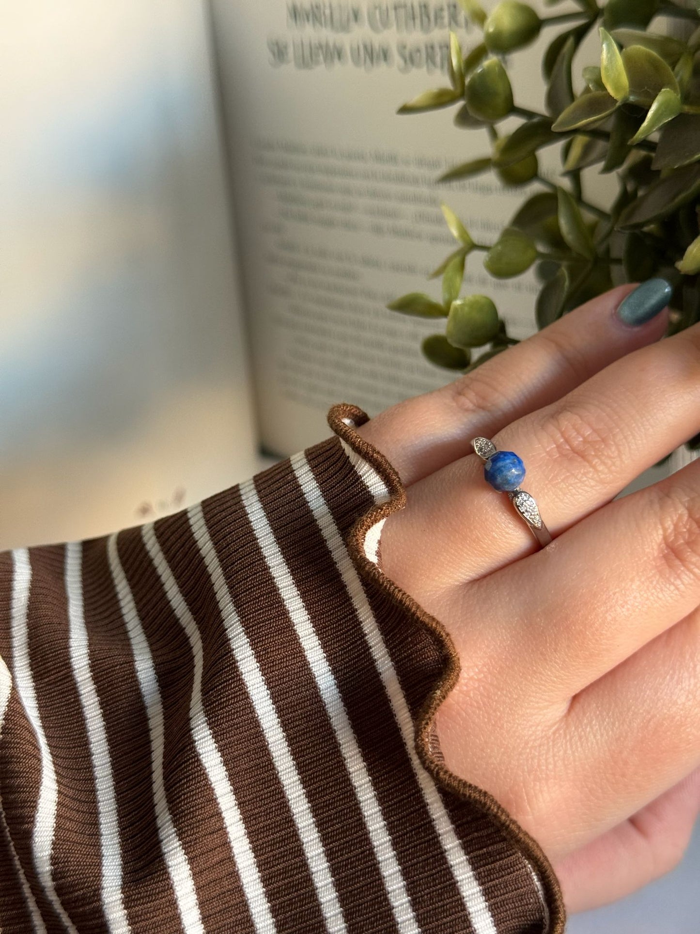 Anillo ajustable de plata de ley 925 con esfera de lapislázuli y circonitas