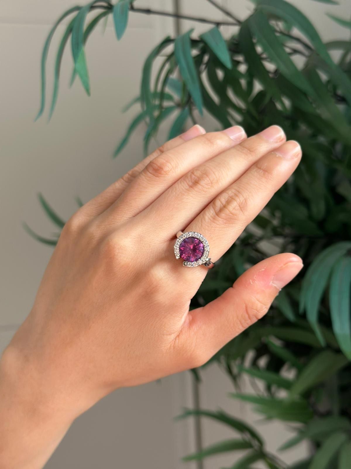Anillo de plata con amatista y circonitas