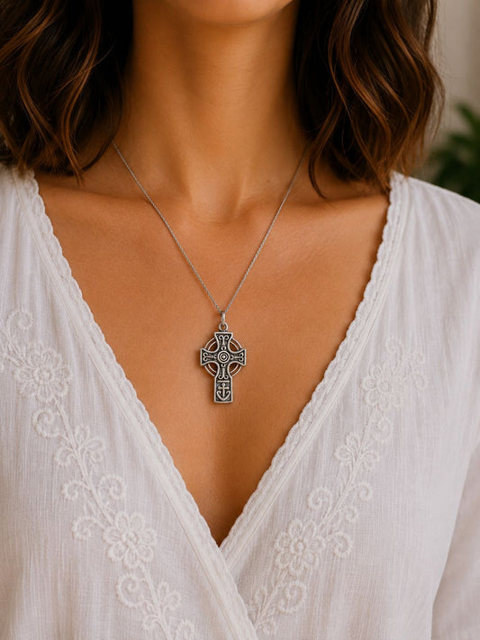 Collar cruz celta en plata hecho a mano