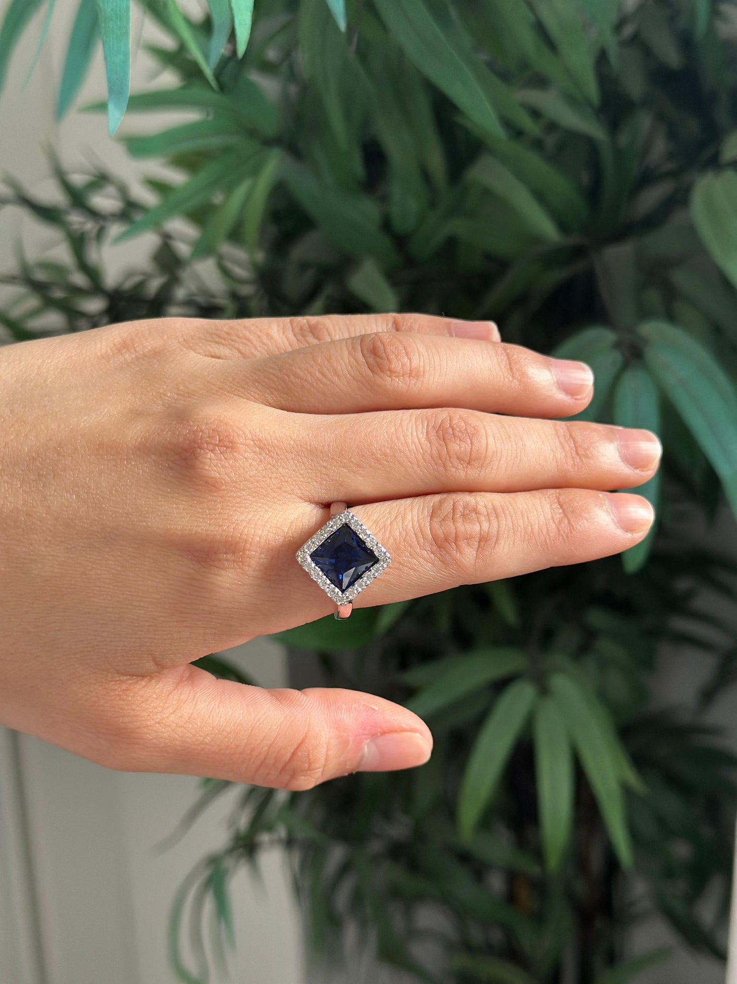 Anillo de plata con zafiro y circonitas - talla 20