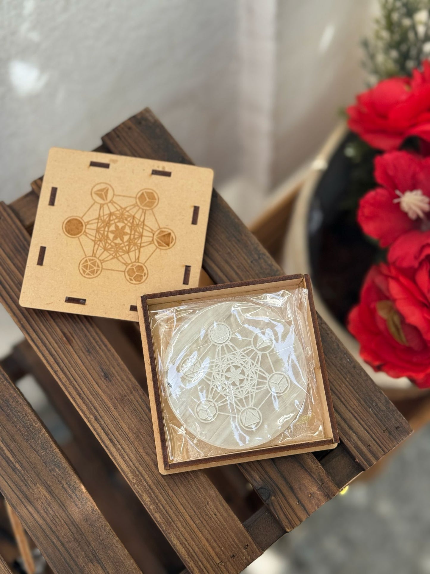 Caja de madera y placa de selenita con grabado de metatrón