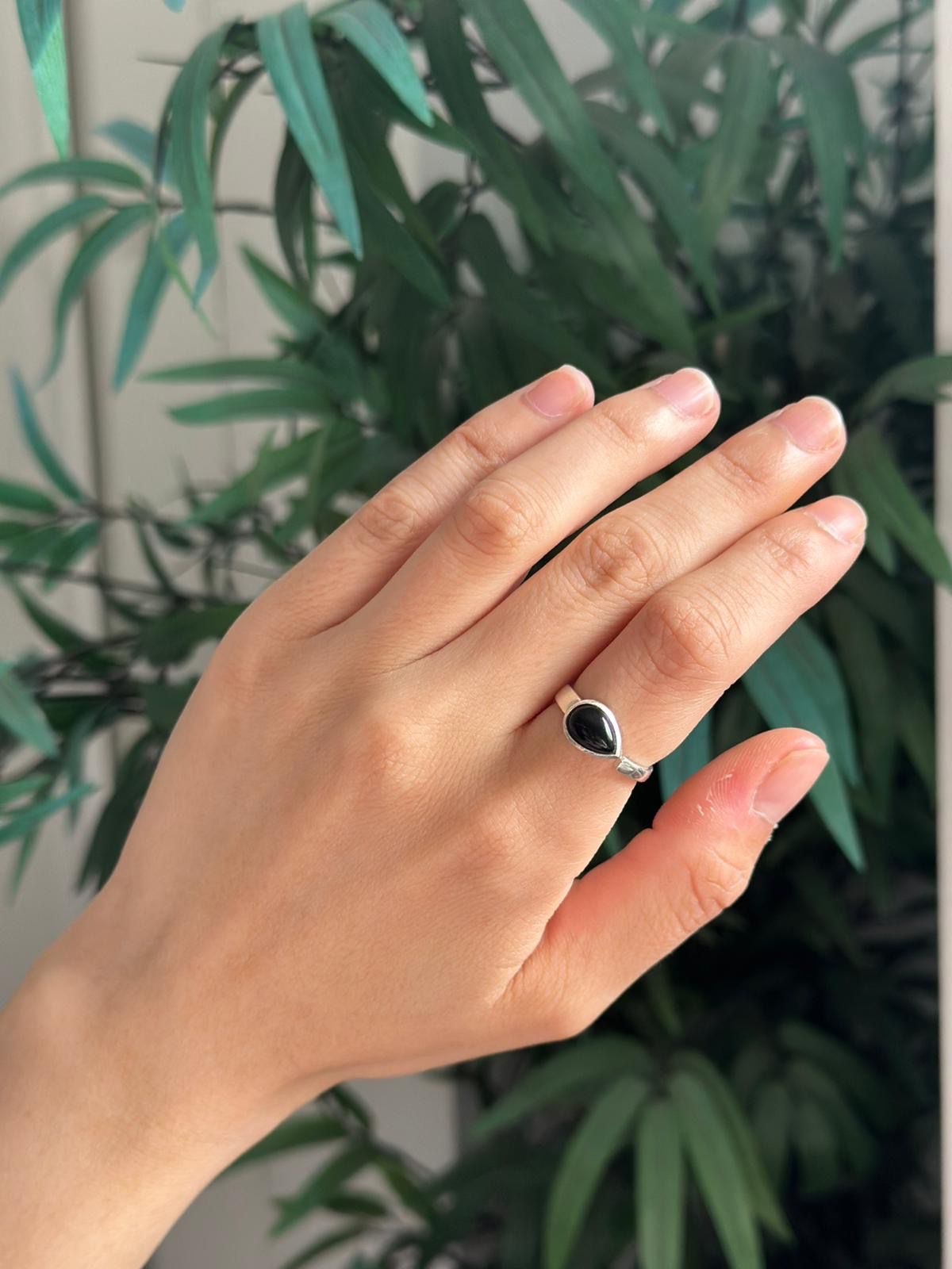 Anillo ajustable de turmalina negra