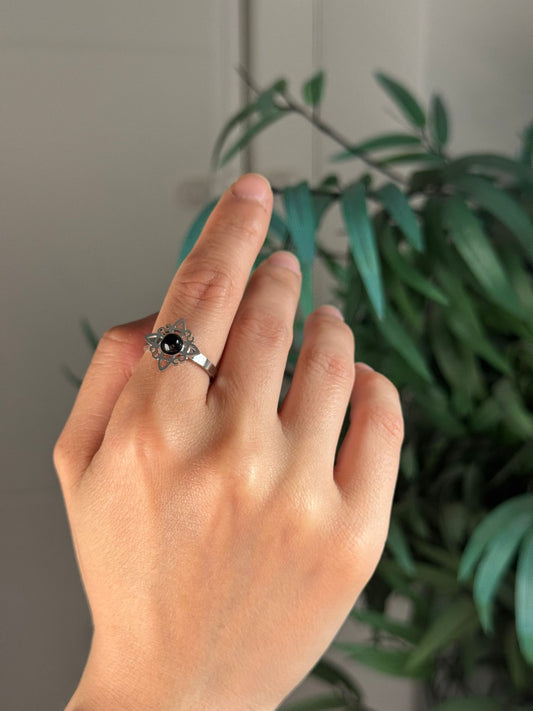 Anillo de nudo de bruja con perla de ágata negra de acero inoxidable hipoalergénico