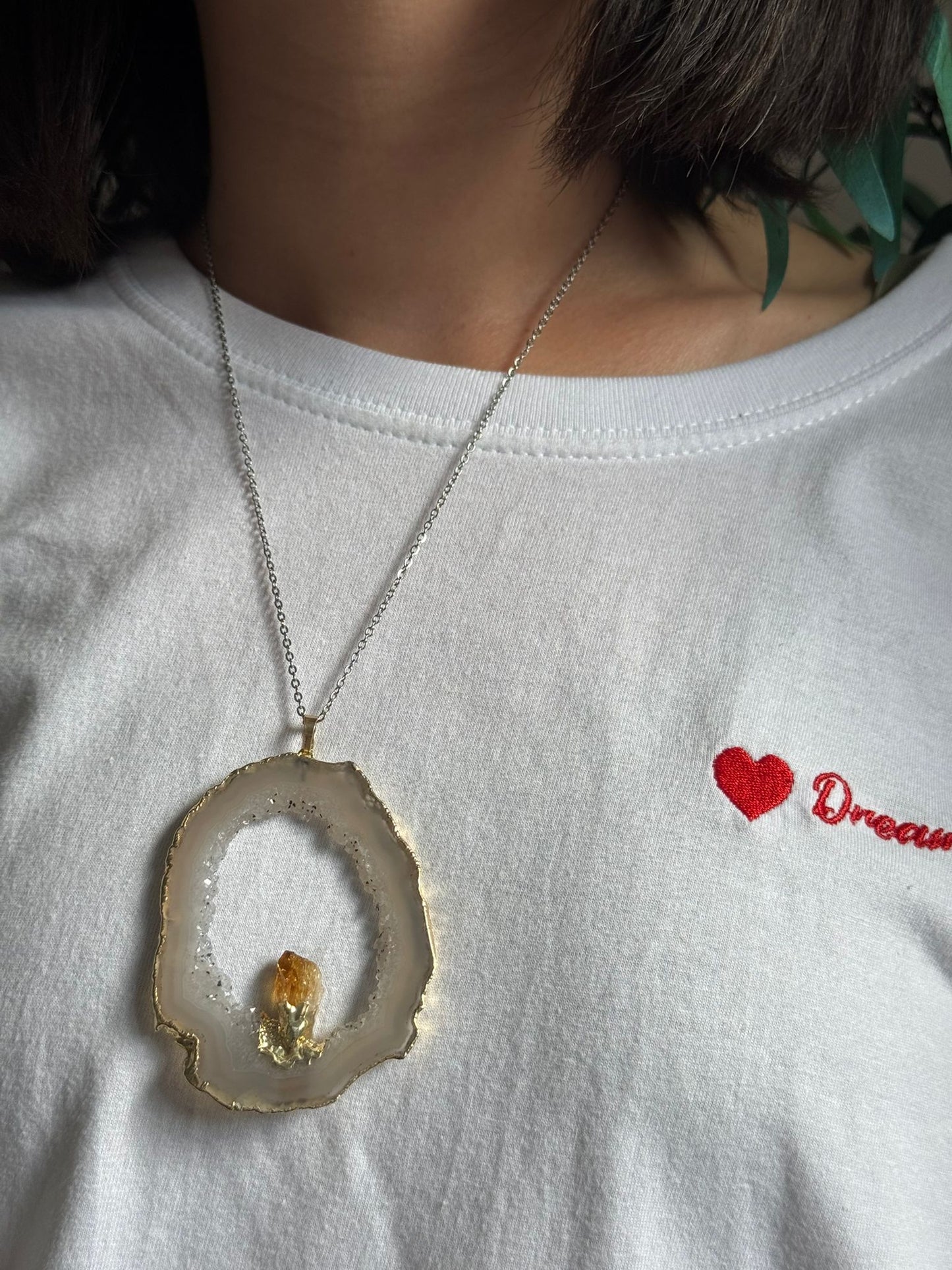 Colgante geodino de ágata y cuarzo con punta de citrino
