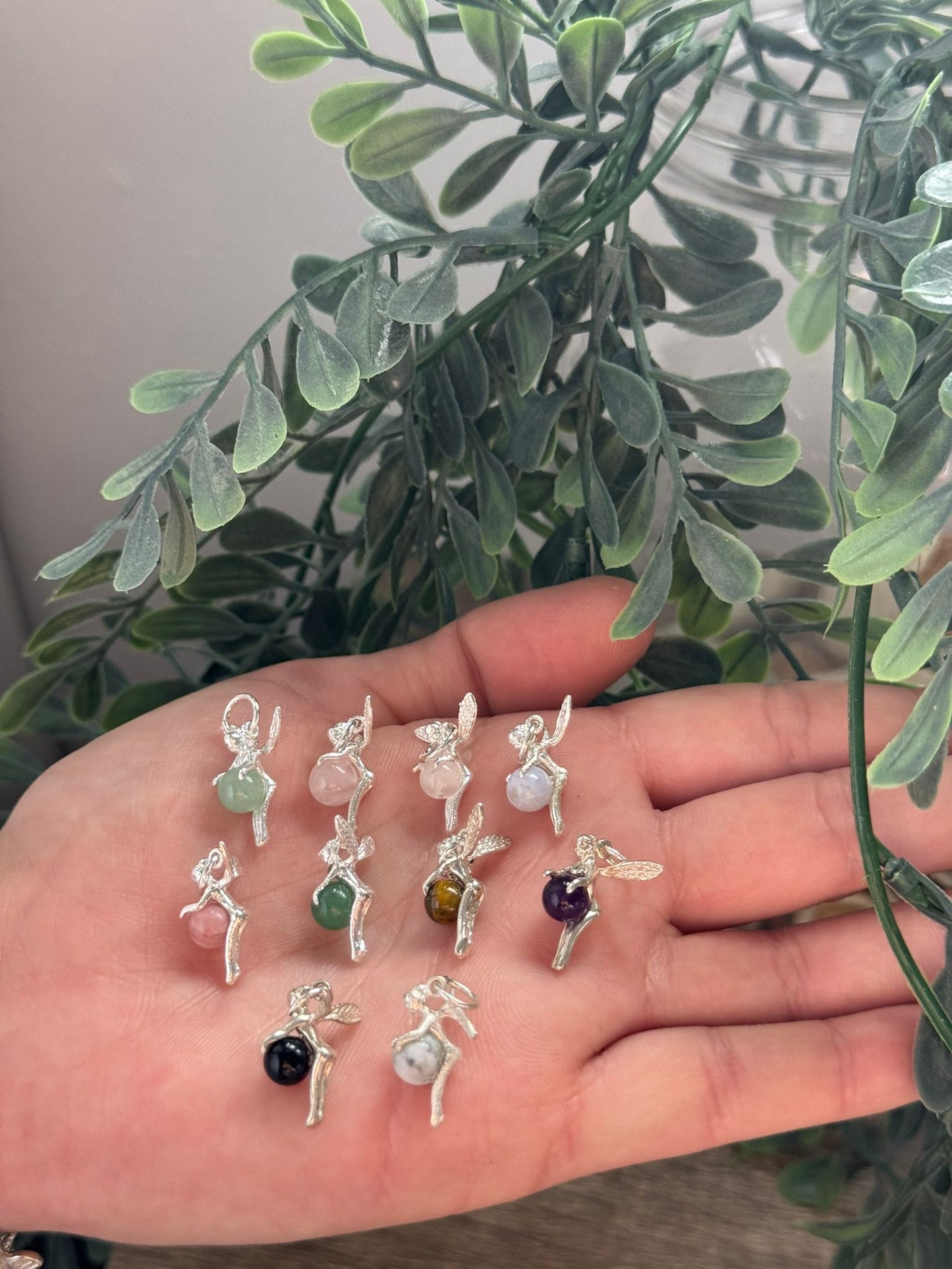 Colgantes de hada con minerales naturales en plata