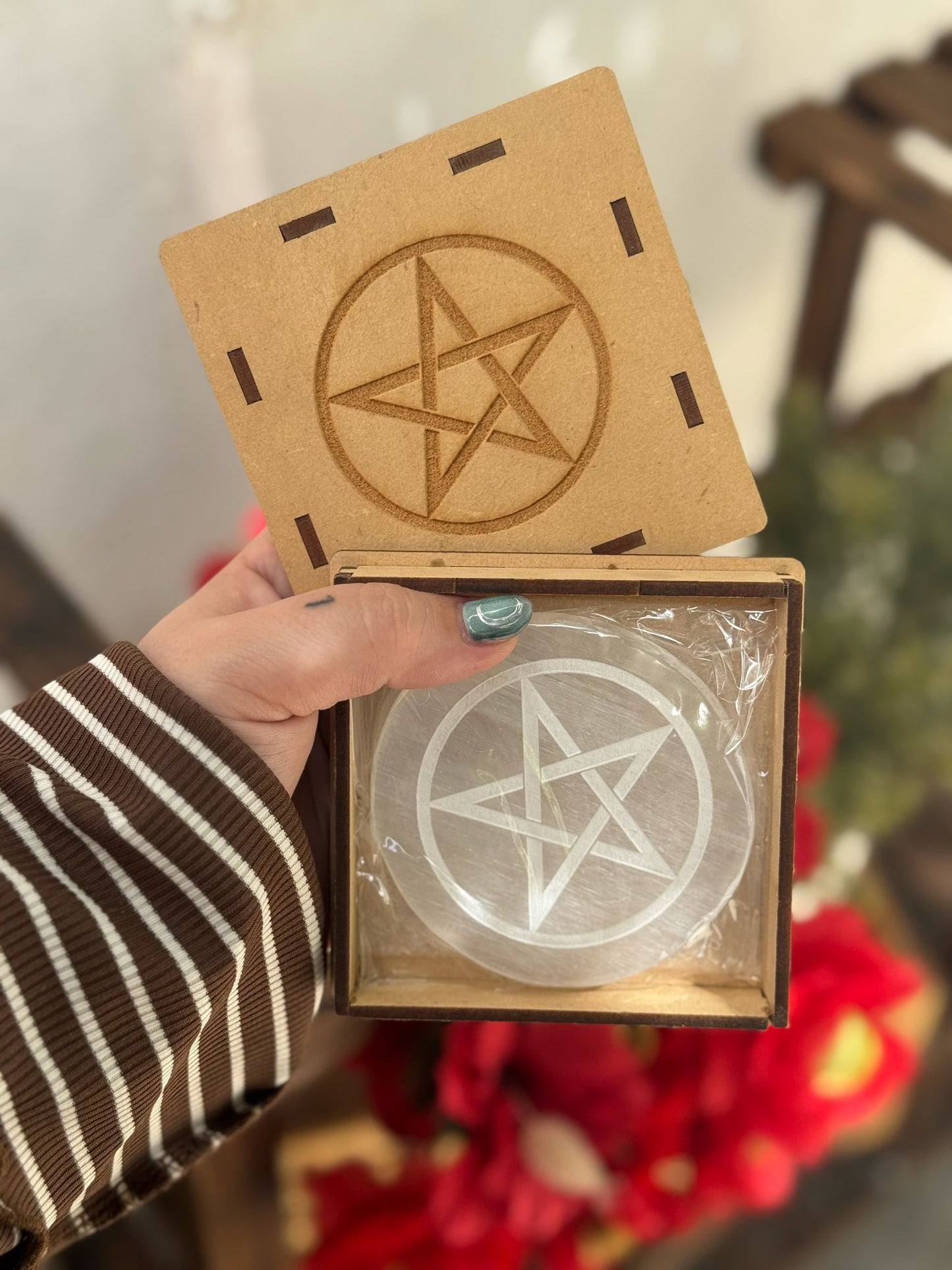 Caja de madera y placa de selenita con grabado de pentagrama