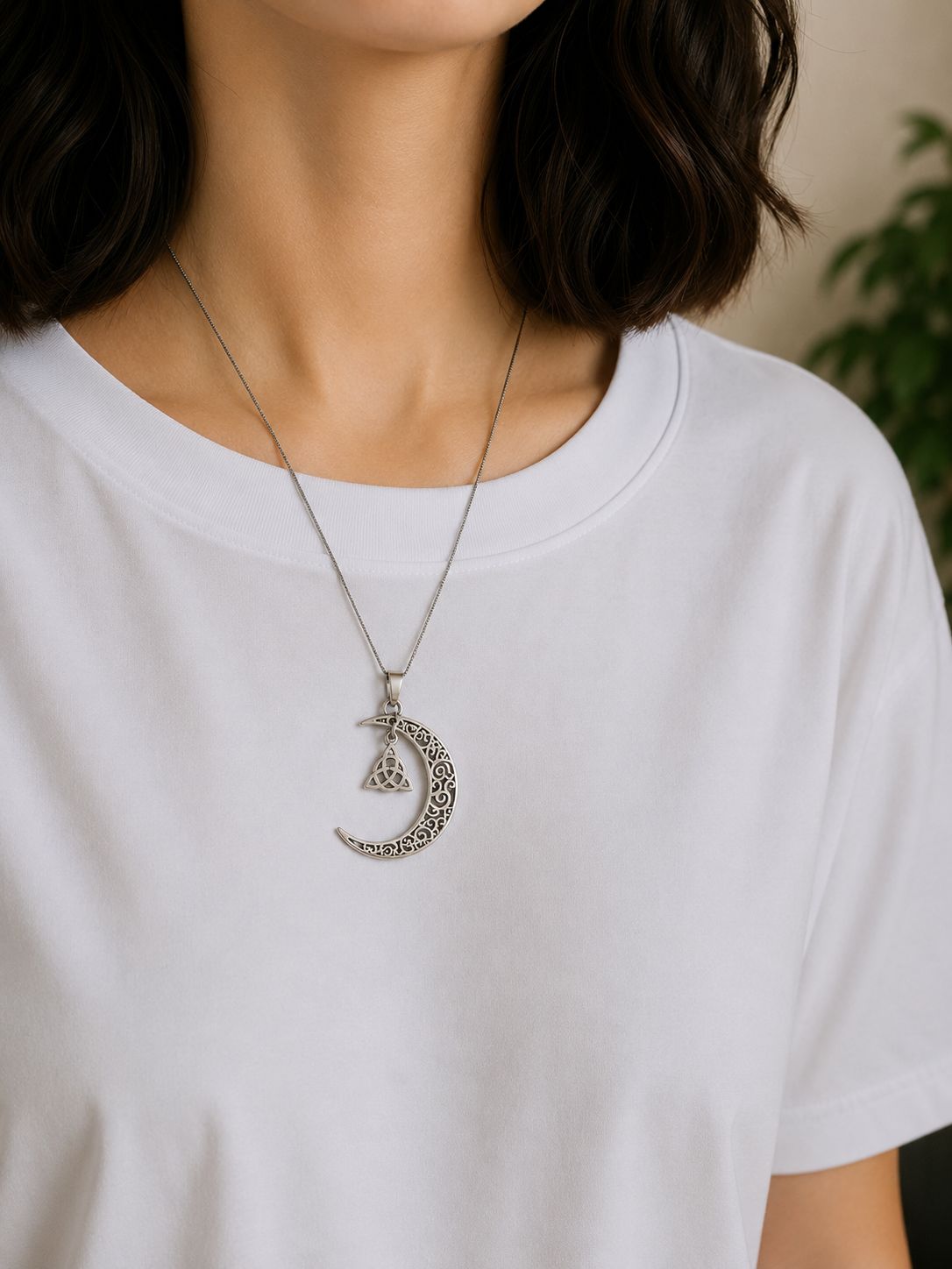Colgante luna celta con triqueta