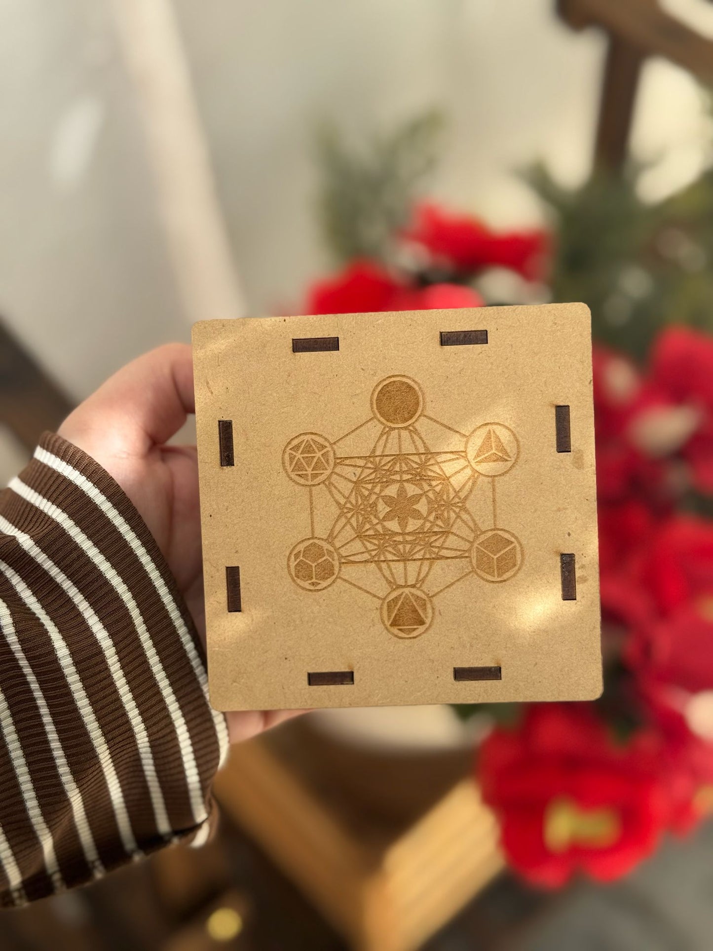 Caja de madera y placa de selenita con grabado de metatrón
