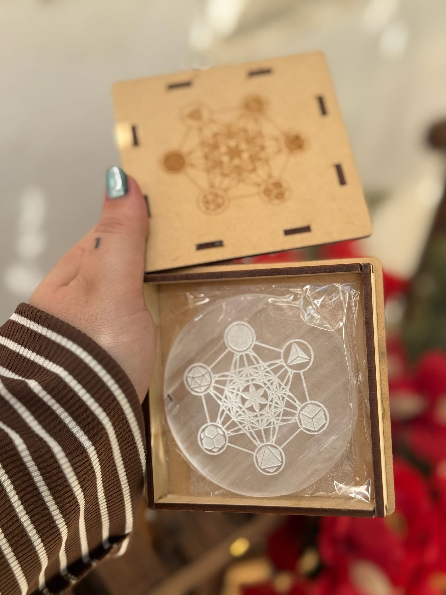 Caja de madera y placa de selenita con grabado de metatrón