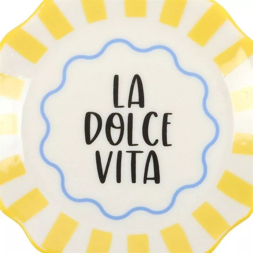Plato dulce vita con rayas amarillas.