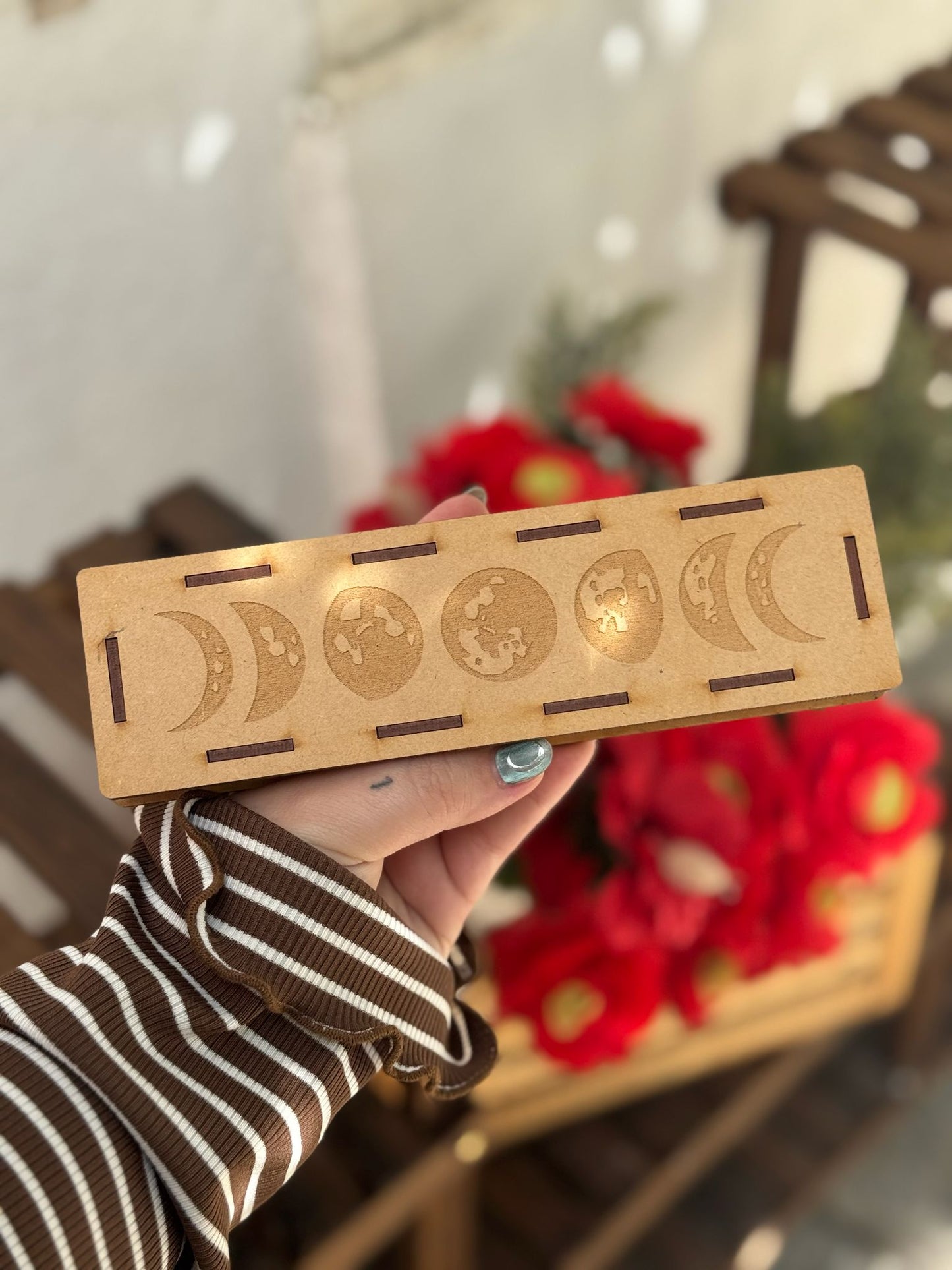 Caja de madera y placa de selenita con grabado de las fases lunares
