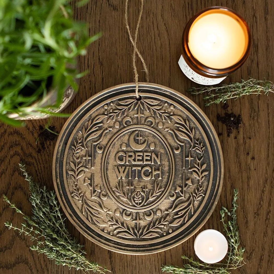 Placa colgante de terracota con efecto bronce de la bruja verde.