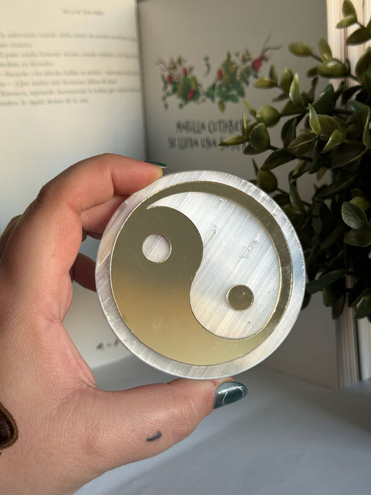 Placa de selenita con base de metal ying yang