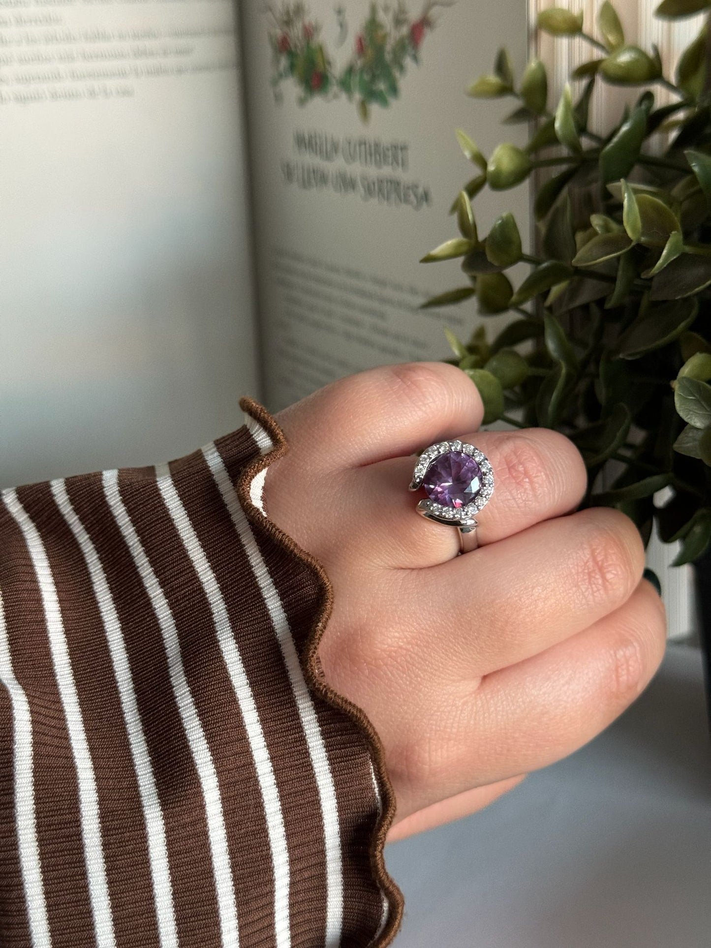 Anillo de plata con amatista y circonitas