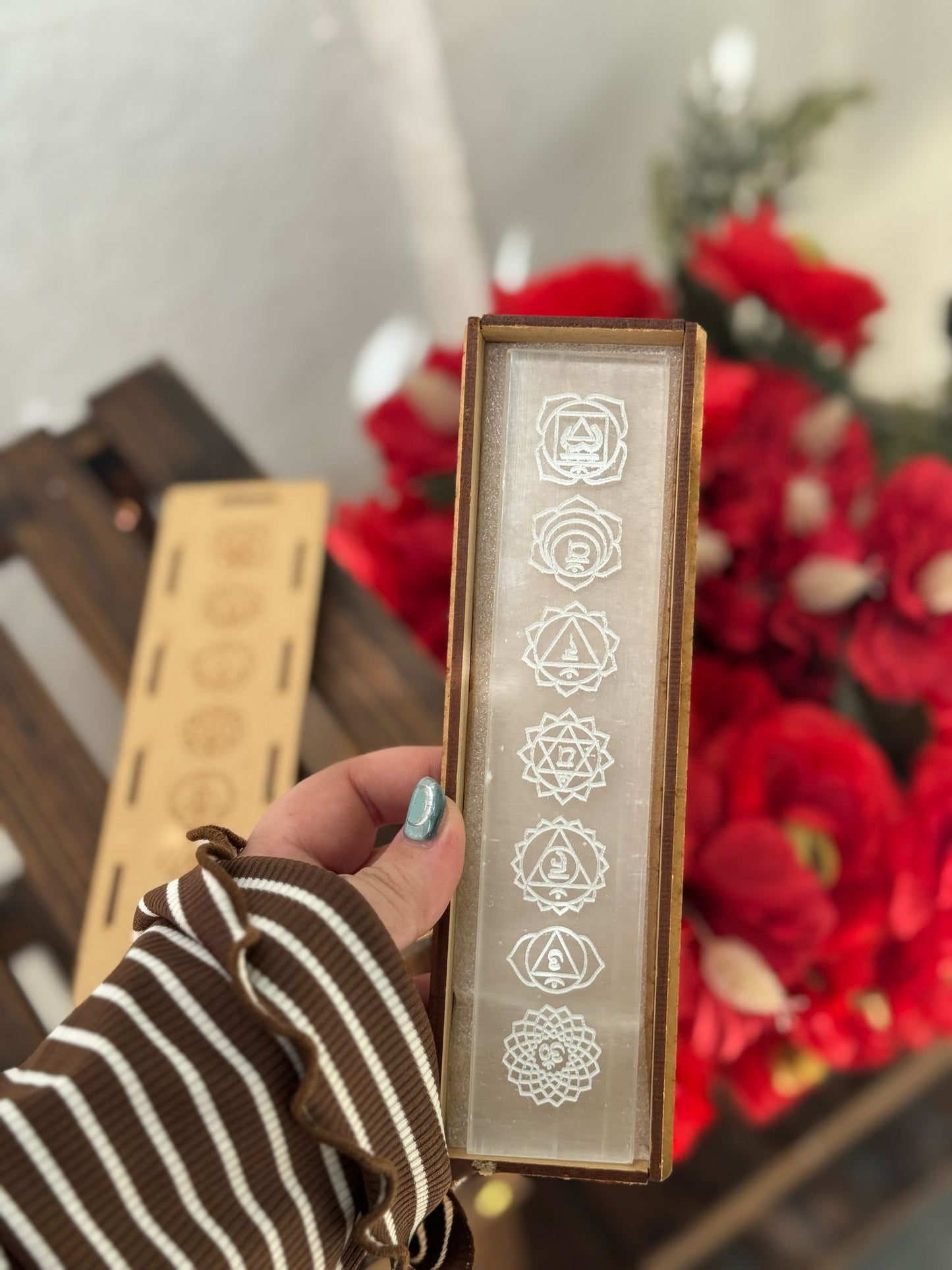 Caja de madera y placa de selenita con grabado de los 7 chakras