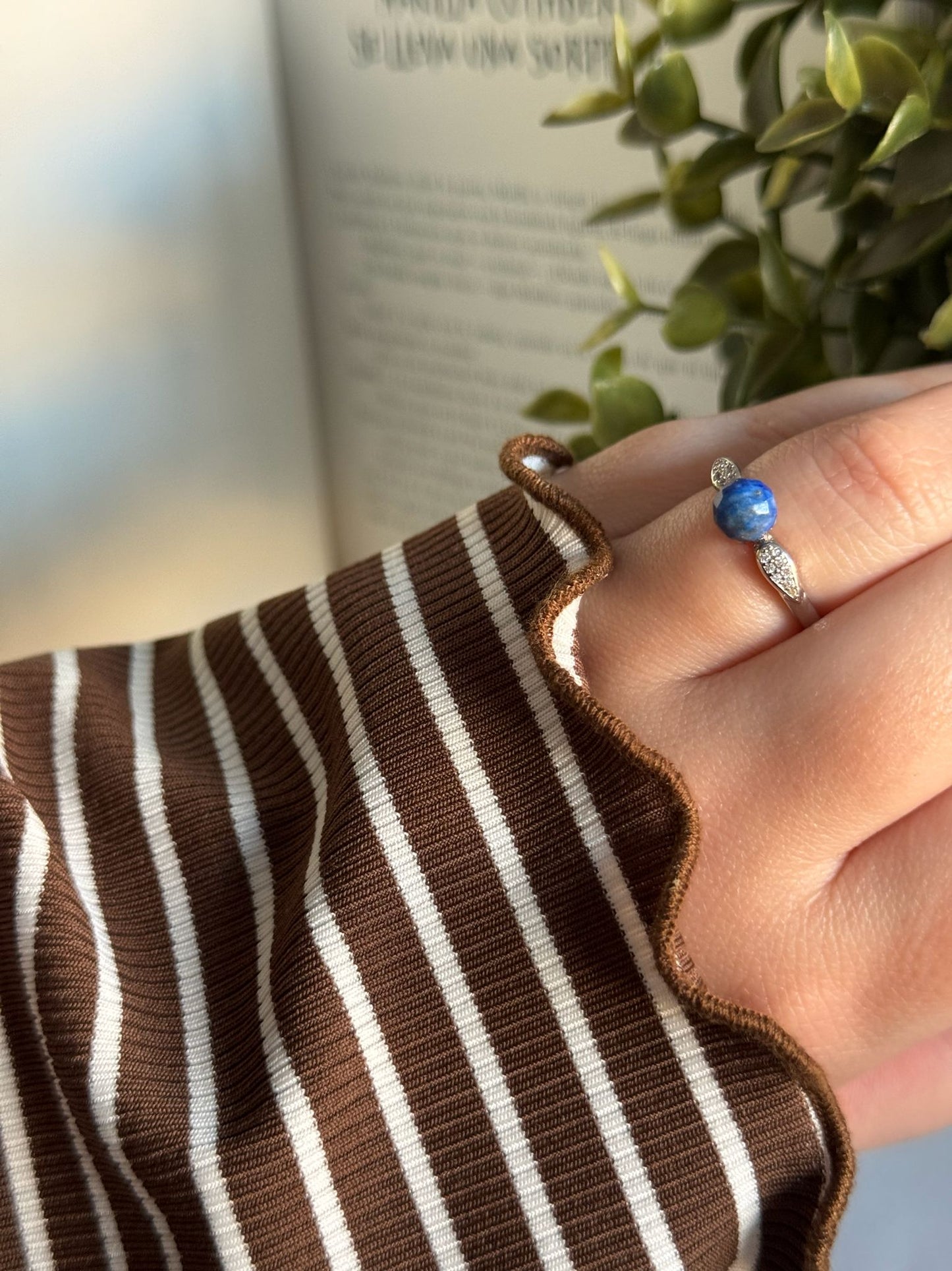 Anillo ajustable de plata de ley 925 con esfera de lapislázuli y circonitas
