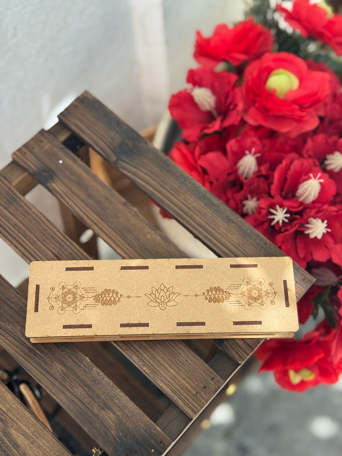 Caja de madera y placa de selenita con grabados de cubo de metatrón, flor de loto y amuletos energéticos