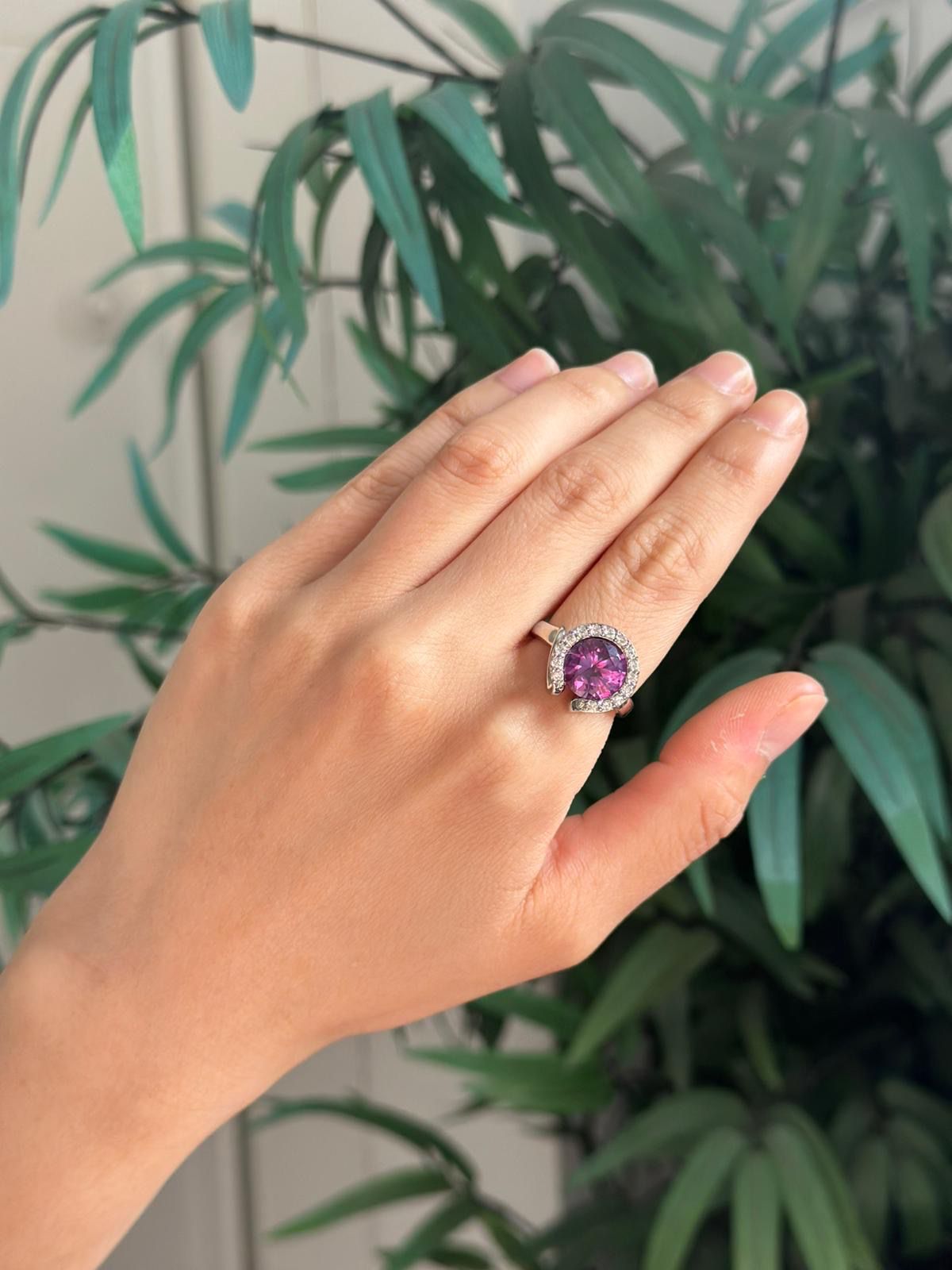 Anillo de plata con amatista y circonitas