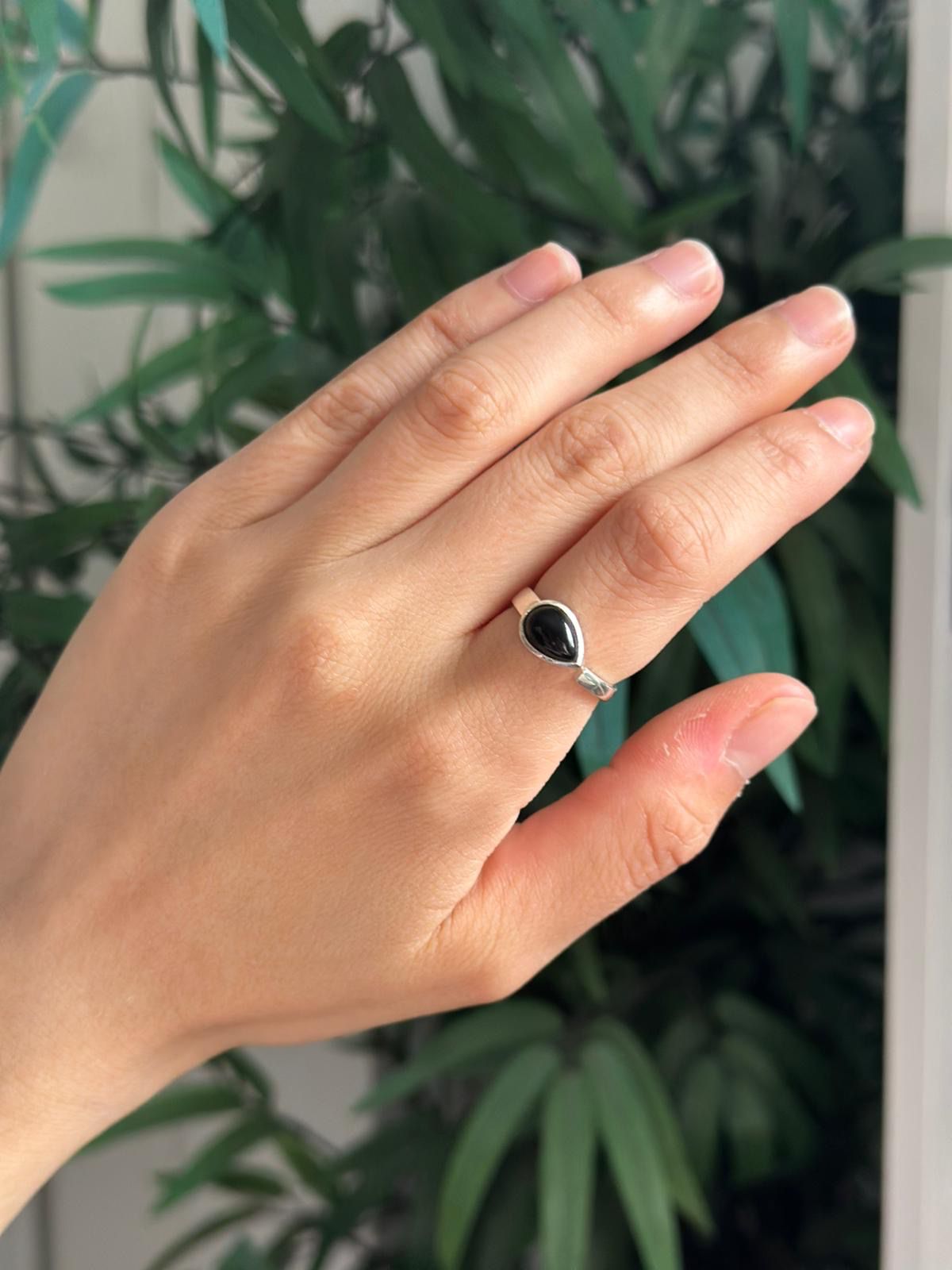Anillo ajustable de turmalina negra