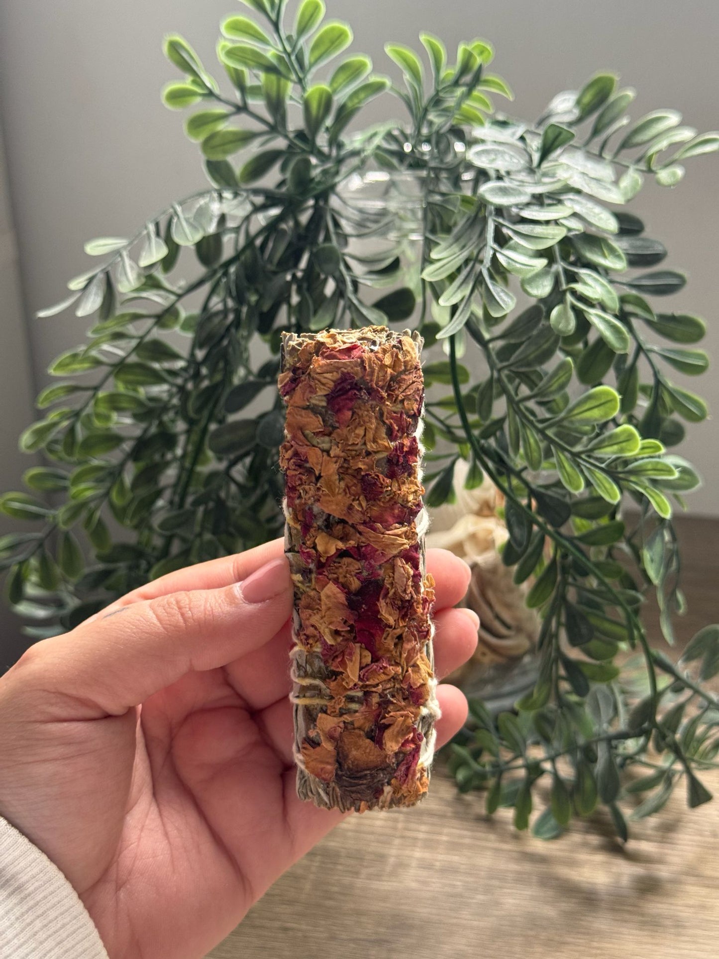 Atado de salvia blanca con rosas