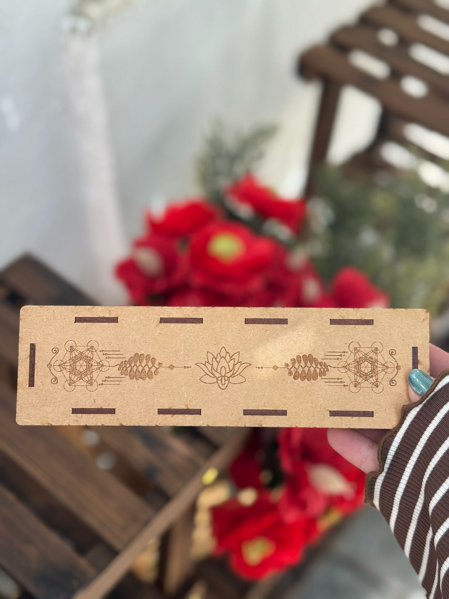 Caja de madera y placa de selenita con grabados de cubo de metatrón, flor de loto y amuletos energéticos