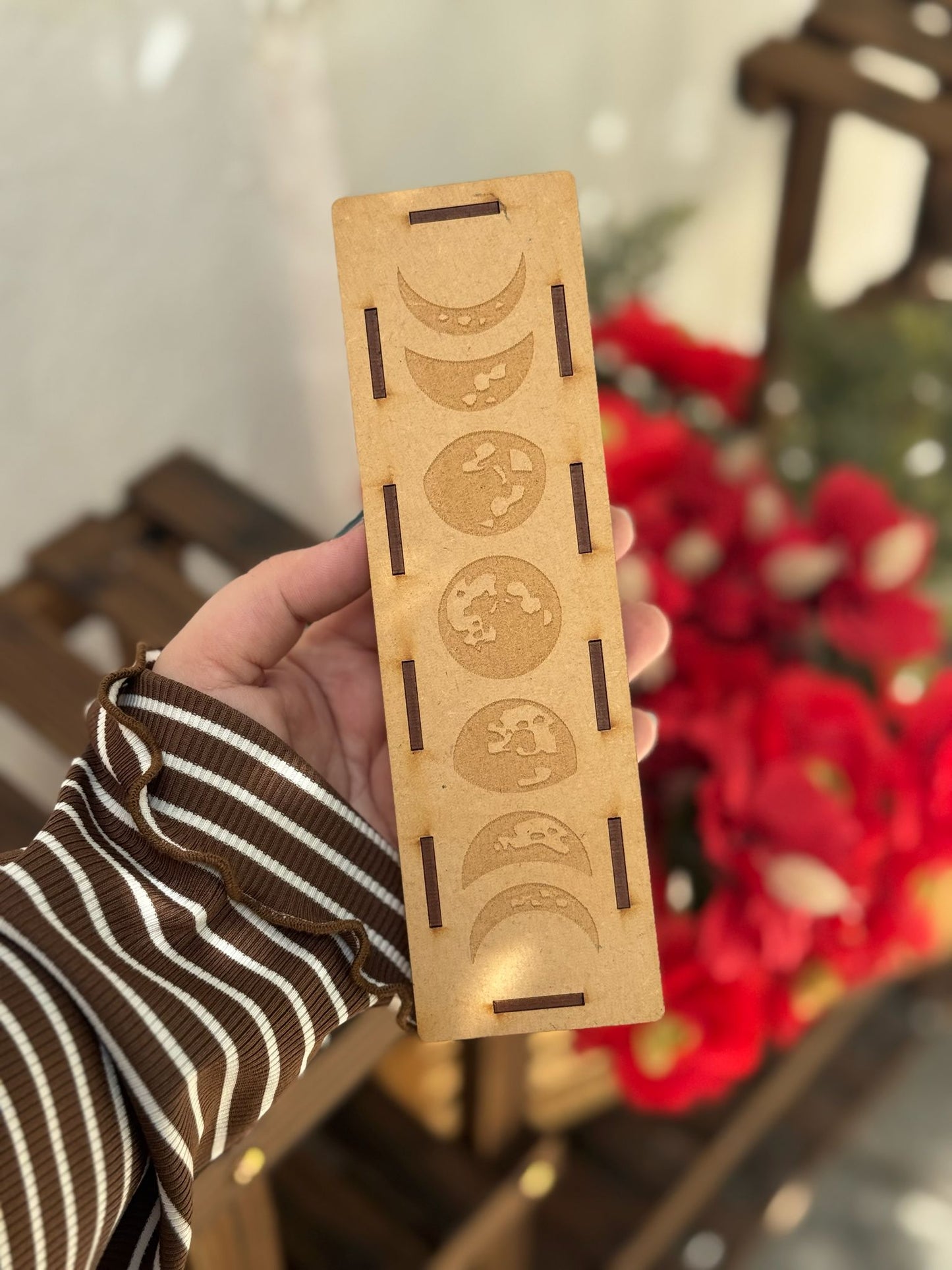 Caja de madera y placa de selenita con grabado de las fases lunares