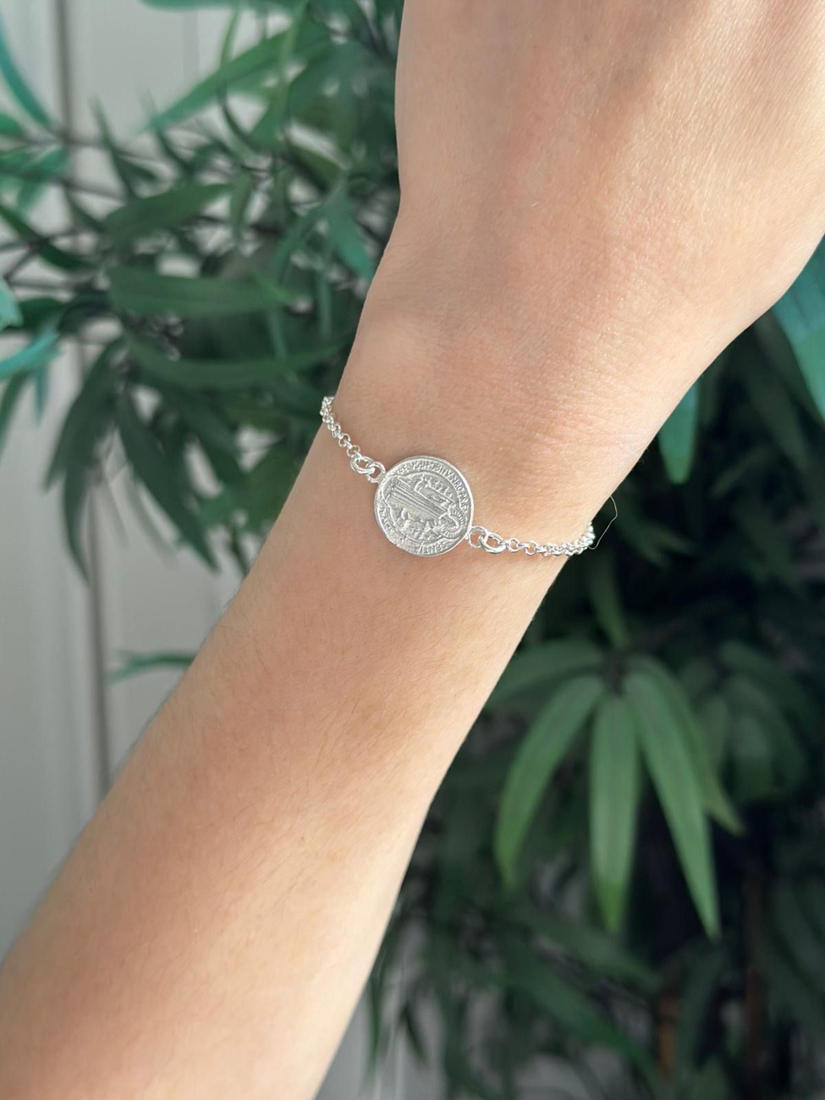 Pulsera de plata con medalla de san Benito
