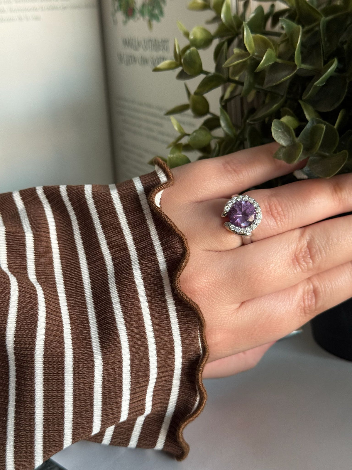Anillo de plata con amatista y circonitas