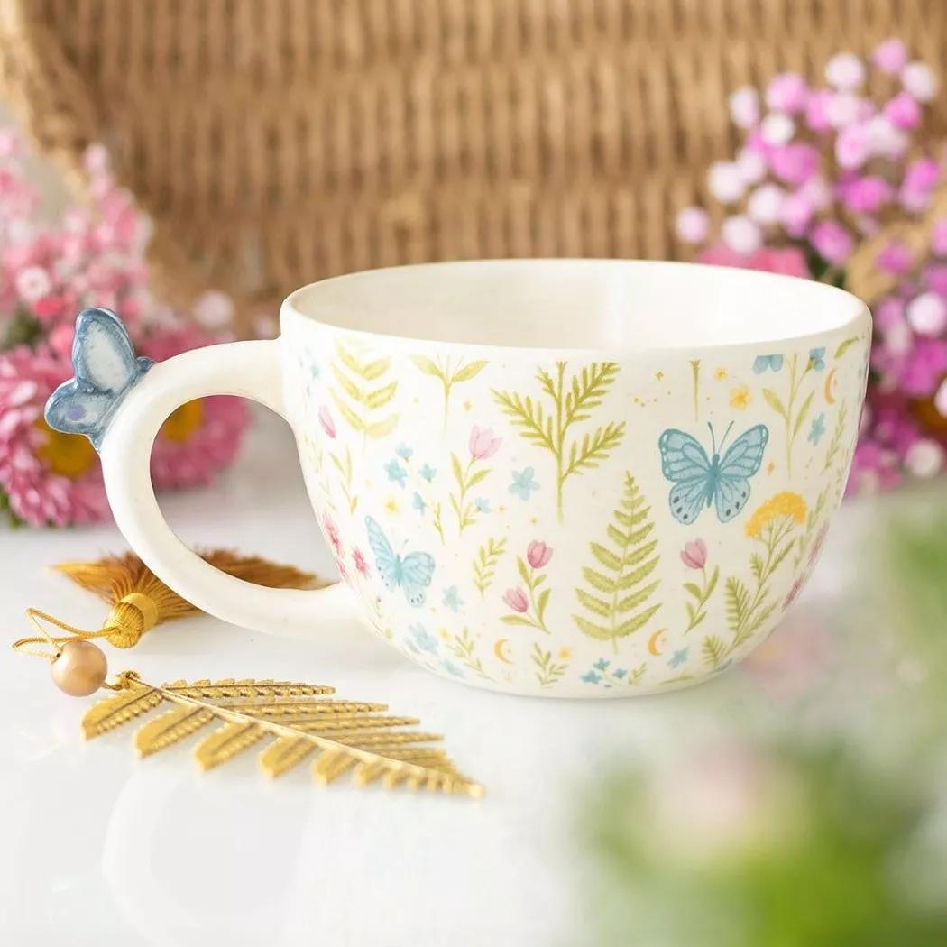 Taza con estampado floral y mariposa Luna Bloom.