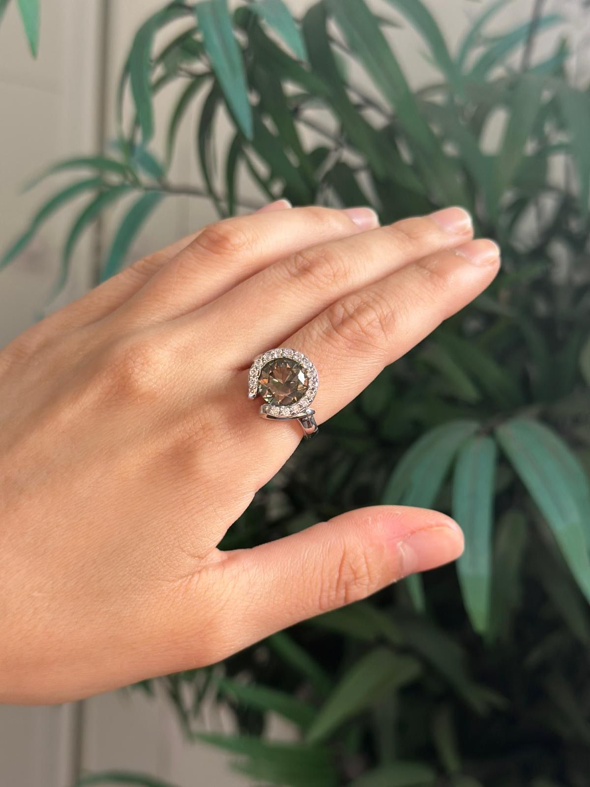 Anillo de plata con olivino peridoto y circonitas - talla 15