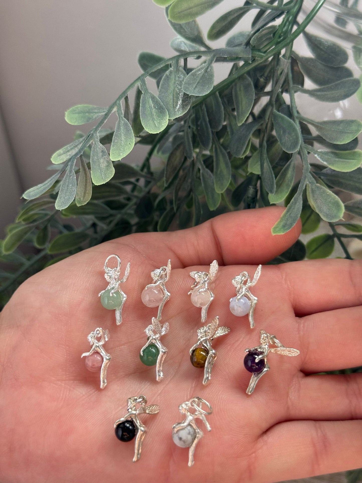 Colgantes de hada con minerales naturales en plata