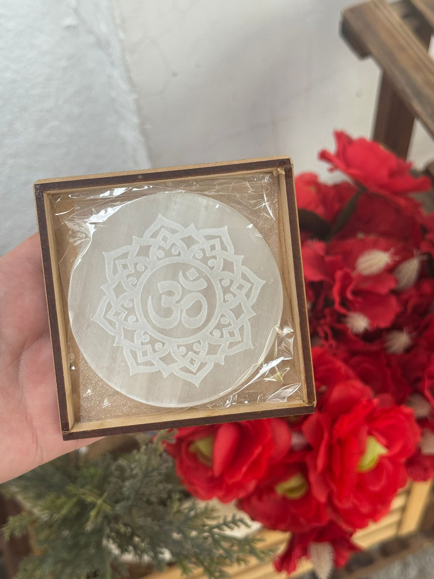 Caja de madera y placa de selenita con grabado de símbolo Om