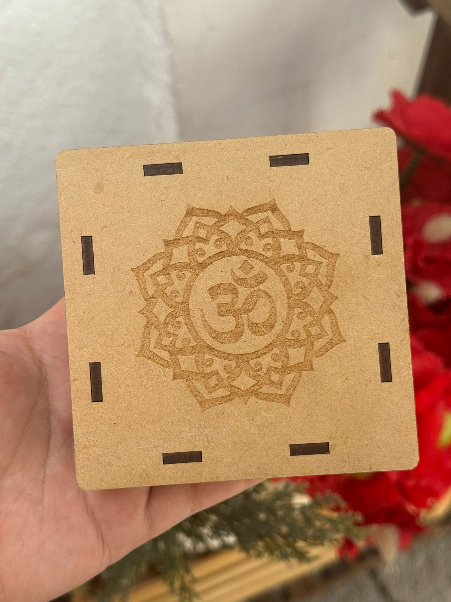 Caja de madera y placa de selenita con grabado de símbolo Om
