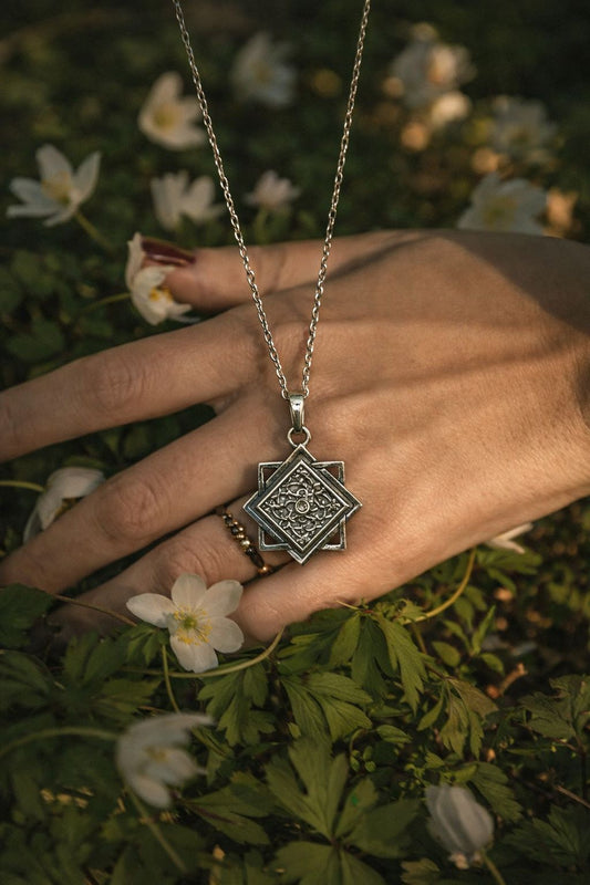 Colgante Hexagrama en Plata con Cuarzo Maestro plata 925
Hecho por nosotros a mano