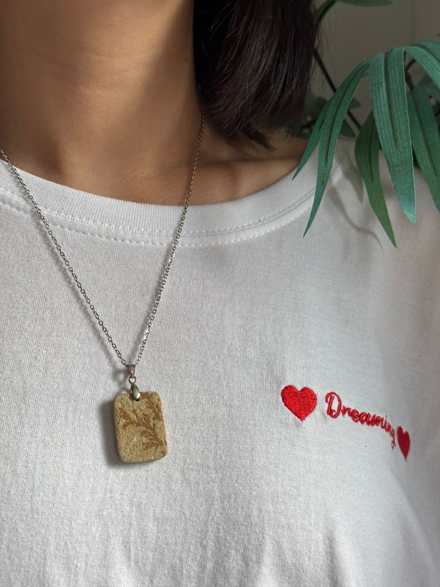 Colgante de pirolusita dendrítica en plata