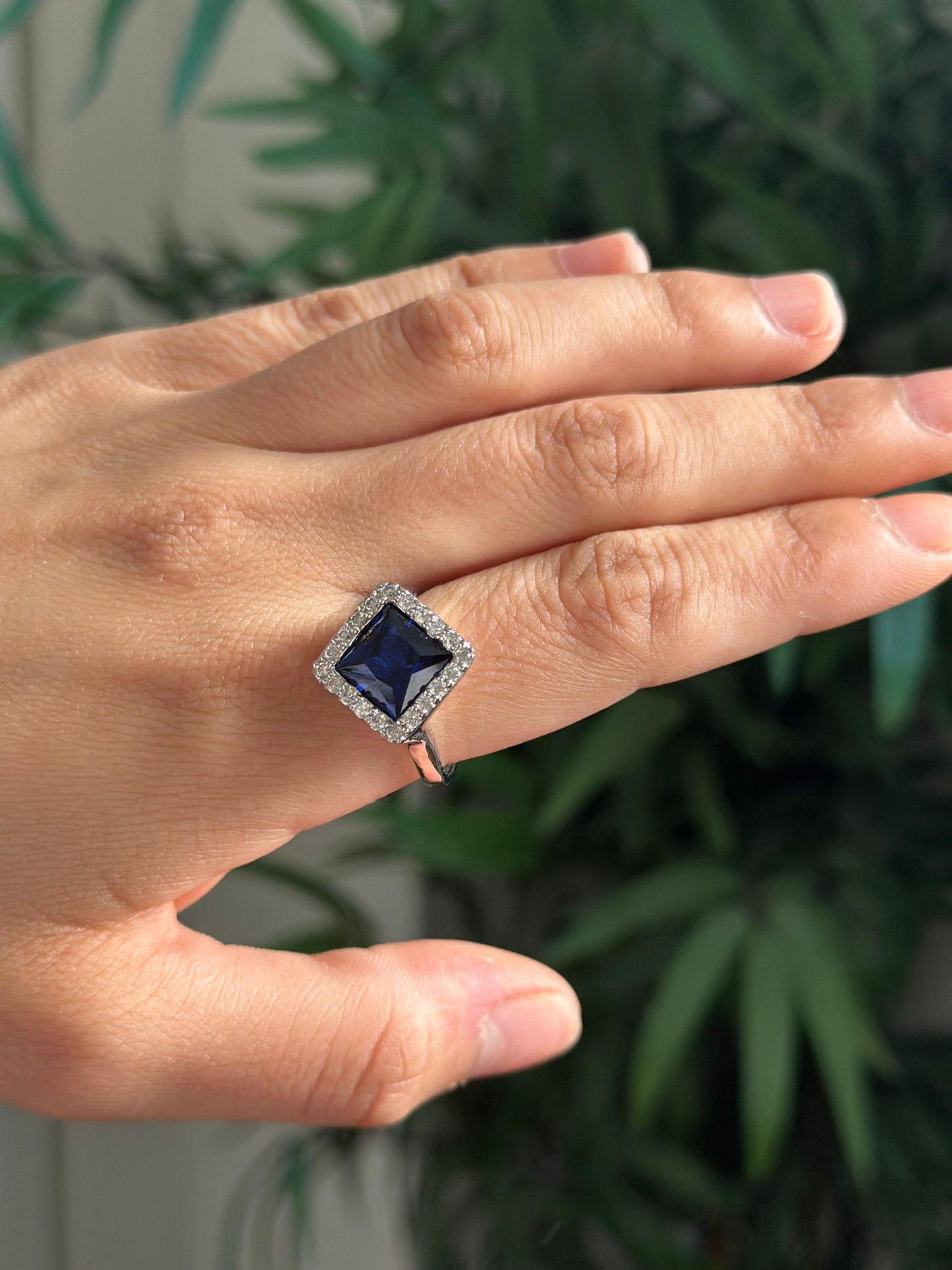 Anillo de plata con zafiro y circonitas - talla 20