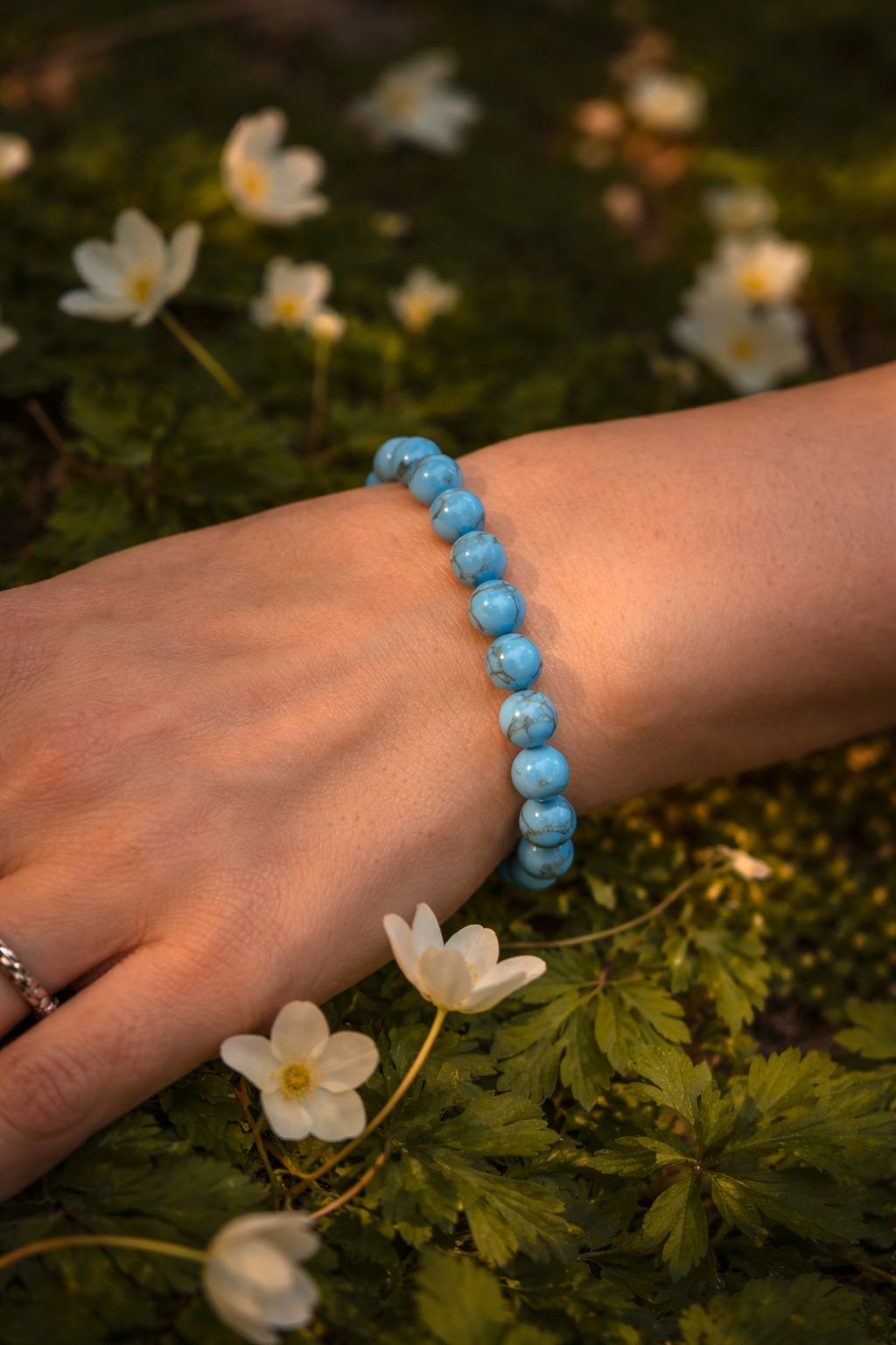 Pulsera de Howlita Azul – Paz y Expresion