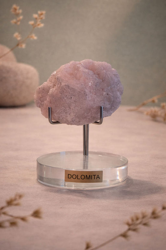 Dolomita rosa en bruto con pedestal.