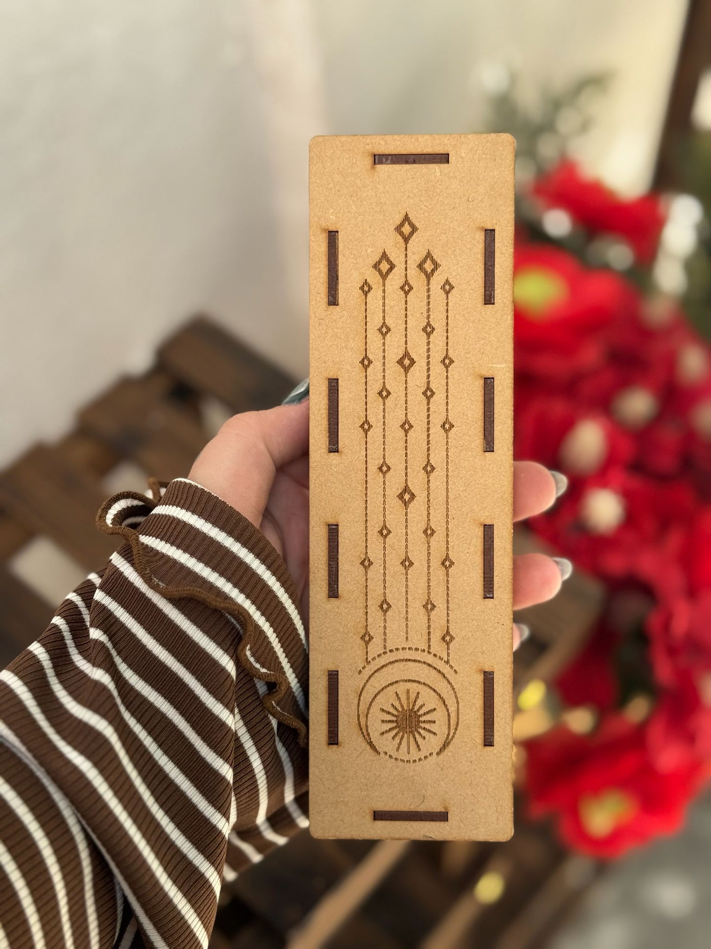 Caja de madera y placa de selenita con símbolos de la unión de la energía lunar