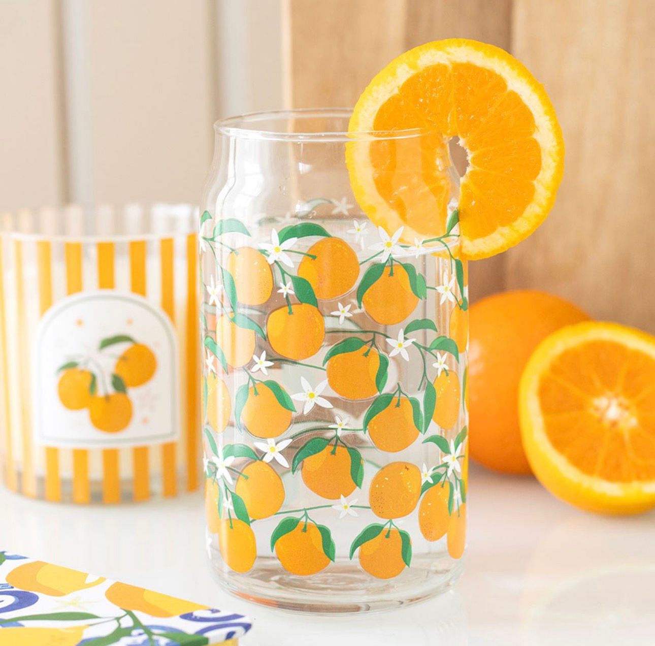 Vaso de vidrio con estampado naranja.