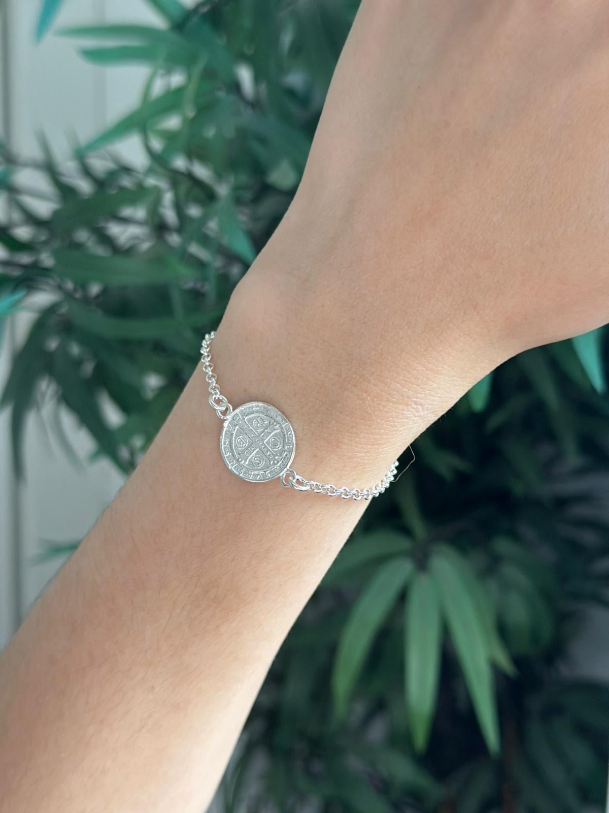 Pulsera de plata con medalla de san Benito