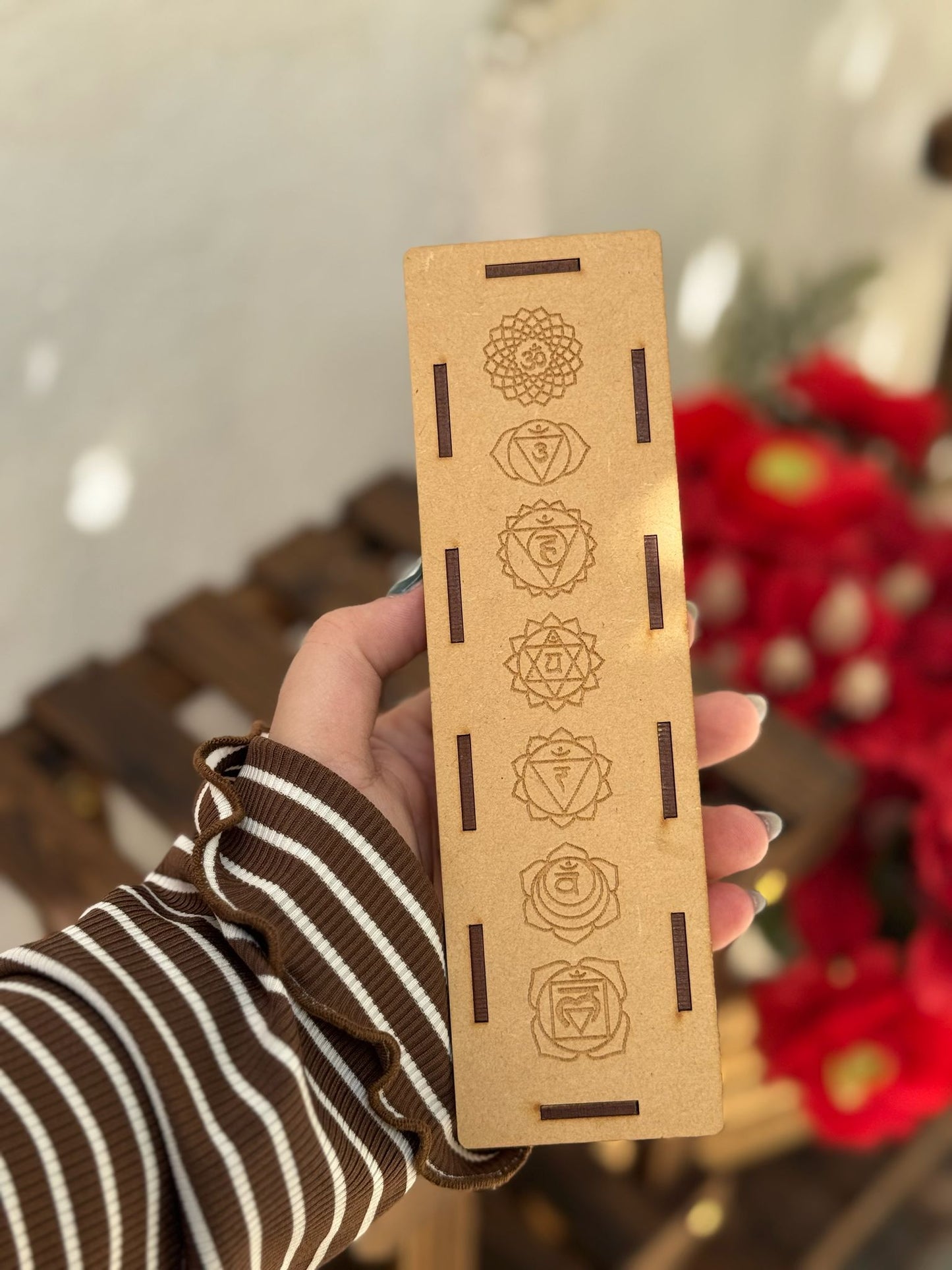 Caja de madera y placa de selenita con grabado de los 7 chakras