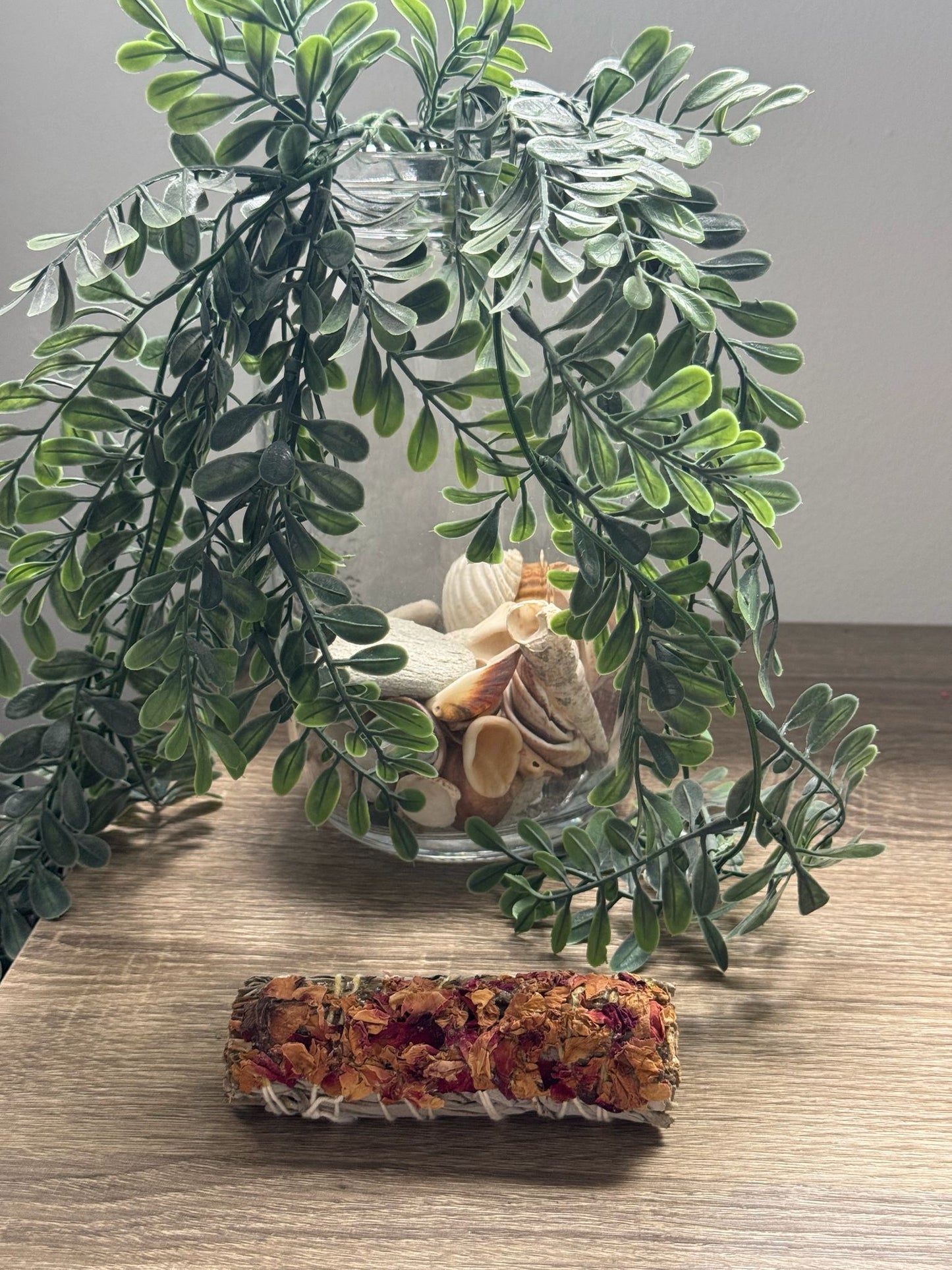 Atado de salvia blanca con rosas