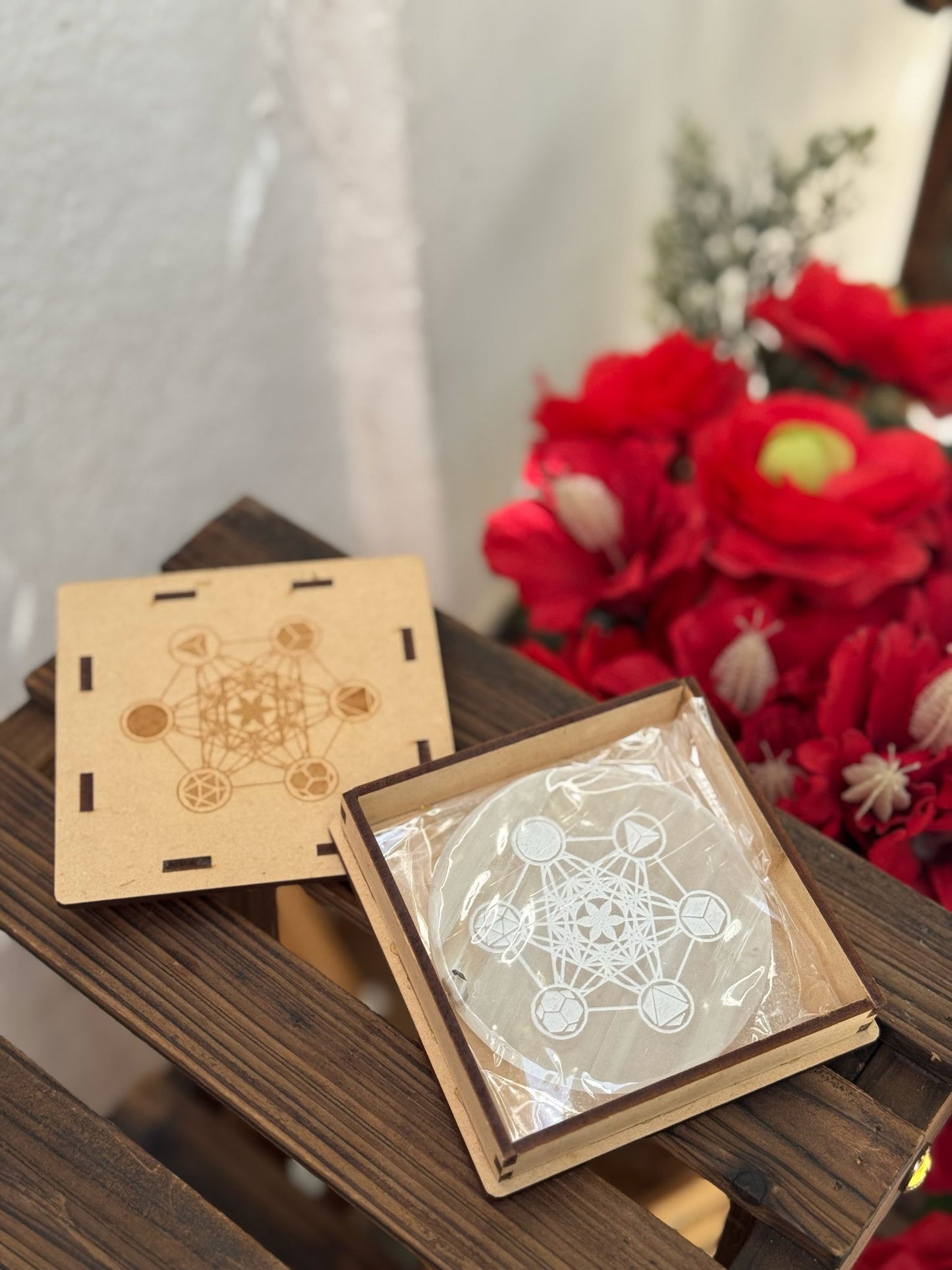 Caja de madera y placa de selenita con grabado de metatrón