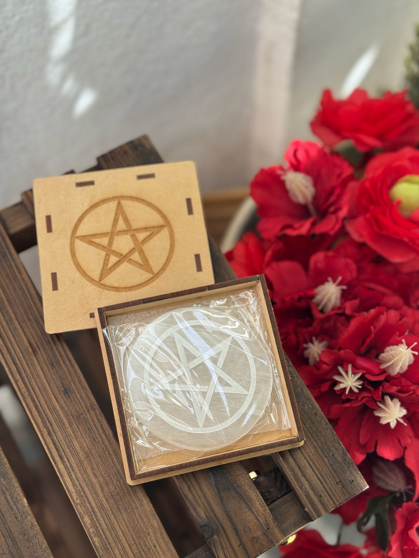 Caja de madera y placa de selenita con grabado de pentagrama