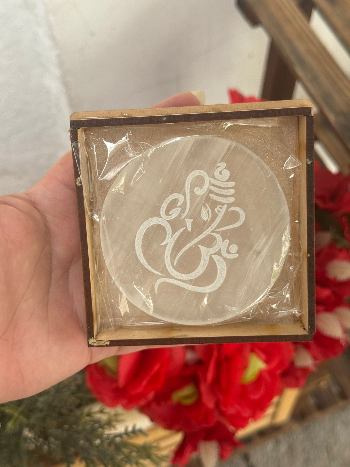 Caja de madera y placa de selenita con grabado de Ganesha