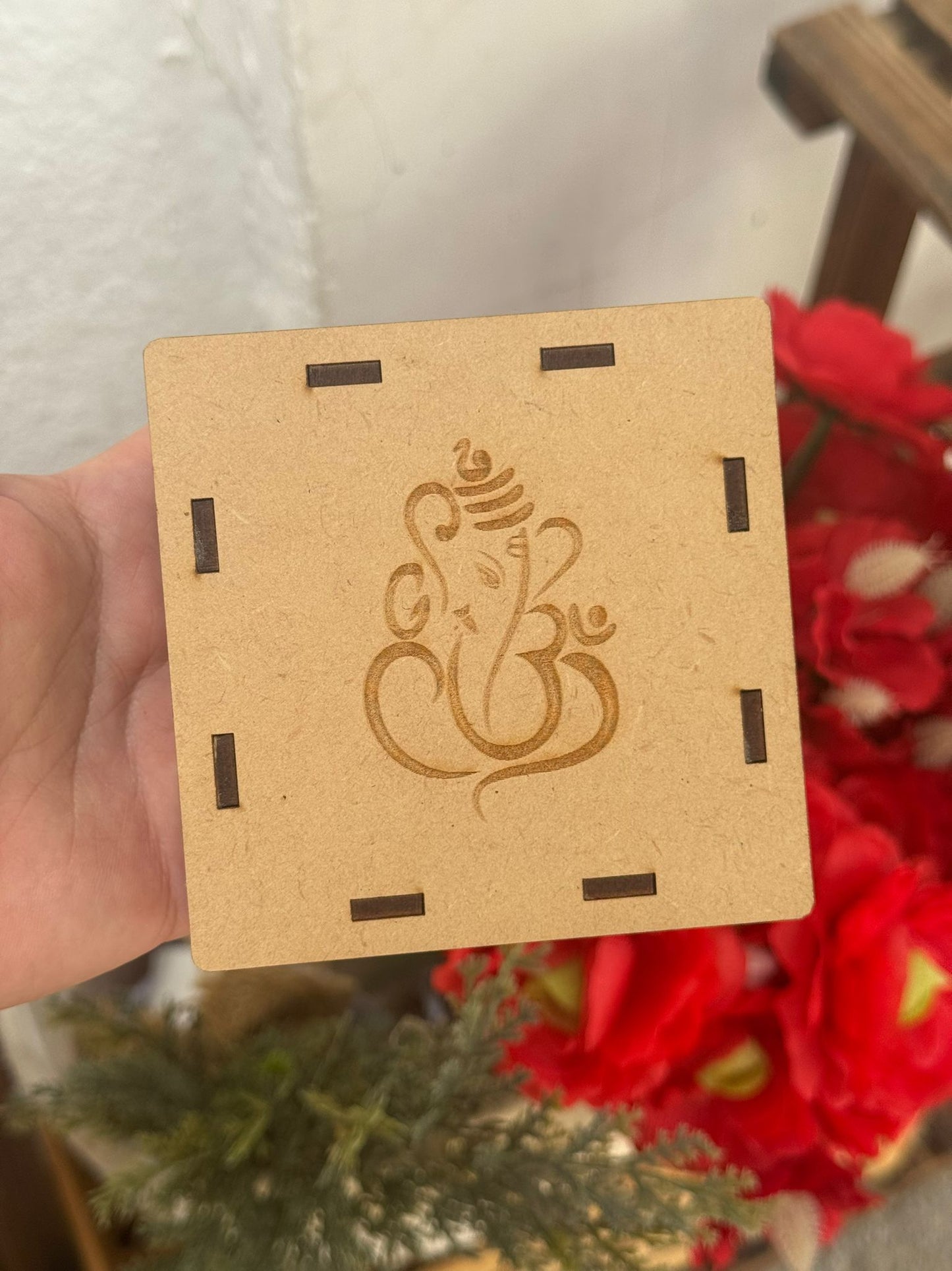 Caja de madera y placa de selenita con grabado de Ganesha