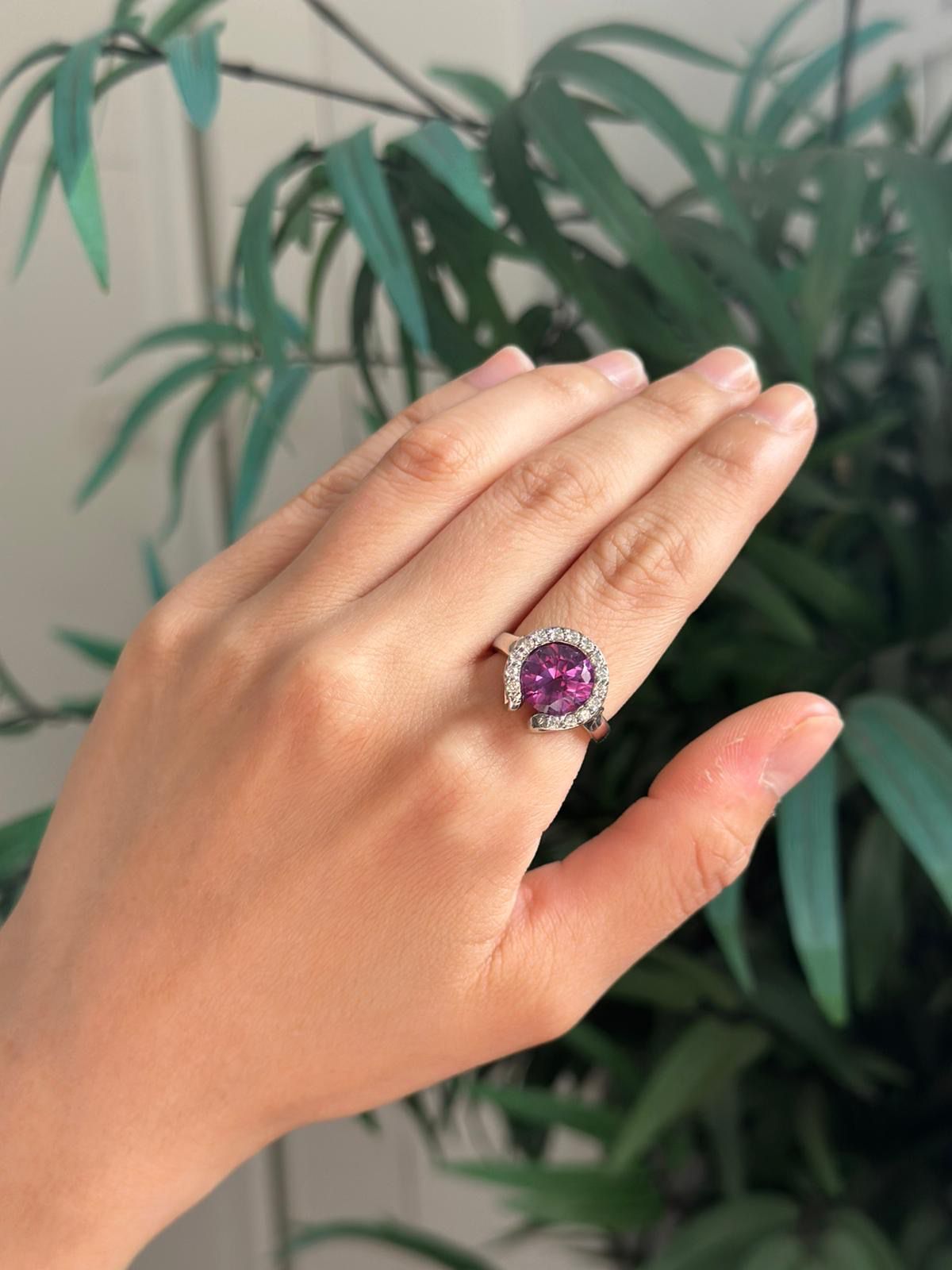 Anillo de plata con amatista y circonitas