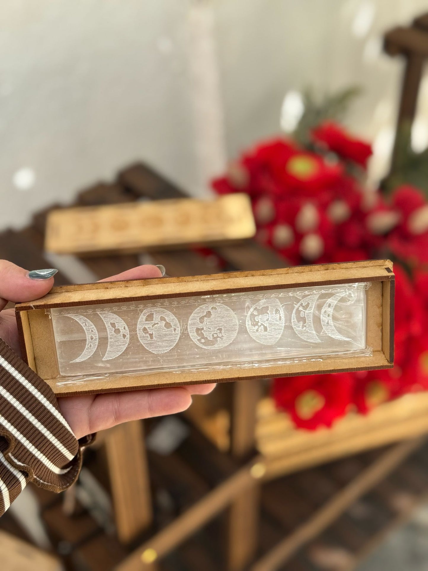 Caja de madera y placa de selenita con grabado de las fases lunares